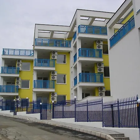 Апартамент Blue Yellow And White *