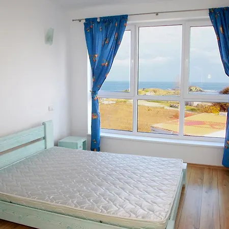 Апартамент Blue Yellow And White Лозенец