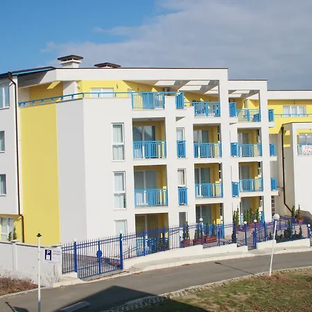 Blue Yellow And White Апартамент *